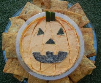 Halloween Hummus - A healthy treat to bring to class parties or just to enjoy! A super simply easy Halloween recipe for classroom or kids' parties!