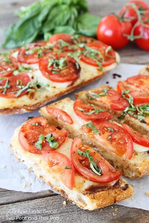 Caprese Garlic Bread Recipe @Andrea Muller Carnall-Brown  this looks so yummy