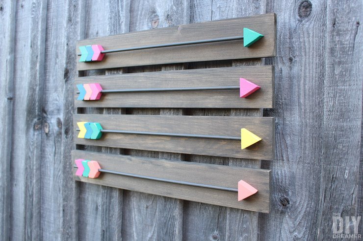 Make your own Arrow Wall Decor! Fabulous DIY Wood Arrows Wall Art tutorial! Includes FREE Arrow Template!