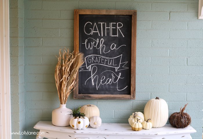 Bright and cheery EASY fall porch decorating tips! Plus FREE fall printable "Gather with a Grateful Heart"