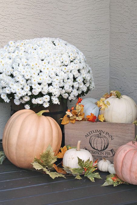 Beautiful fall porch decorating ideas using natural elements. Love all of the pumpkins!