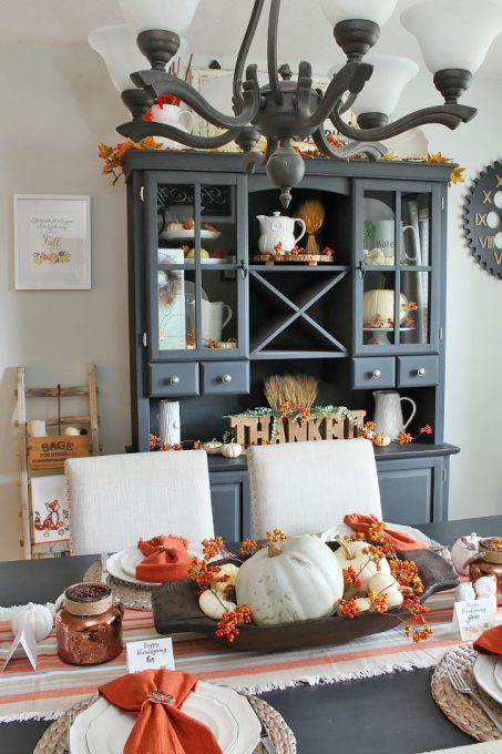 Thanksgiving Tablescape ideas and free printable Thanksgiving place cards. Such an easy way to add a personal touch to your Thanksgiving table!