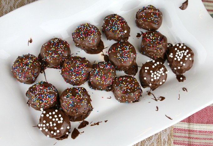 dip-cookies-in-chocolate