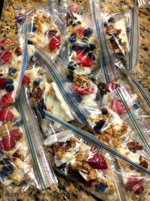 Yogurt Breakfast Bark #breakfast #breakfastbark #grabngo