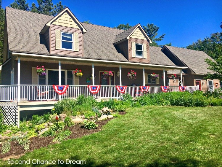 Second Chance to Dream: Patriotic Front Porch Decor Ideas #patriotic #DIYDecor #frontporchdecor